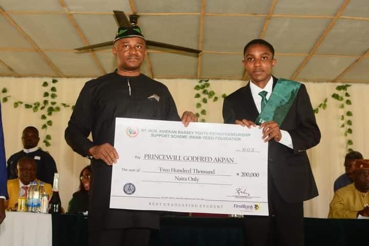 Read more about the article RHAB-YES FOUNDATION REWARDS BEST GRADUAND OF SMASCO
